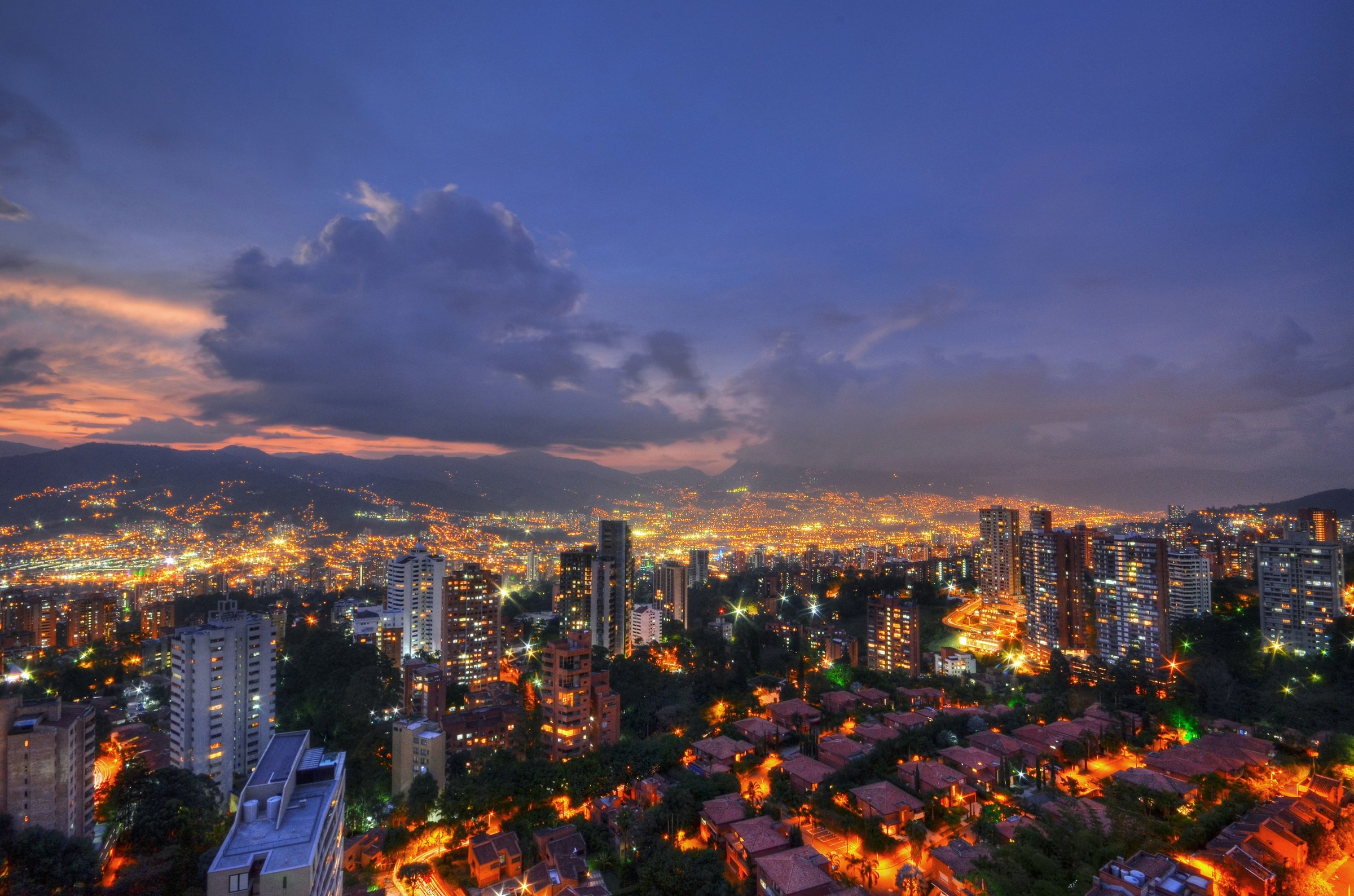 Medellín at dusk from the hills. Photograph by Joel Duncan, Unsplash.